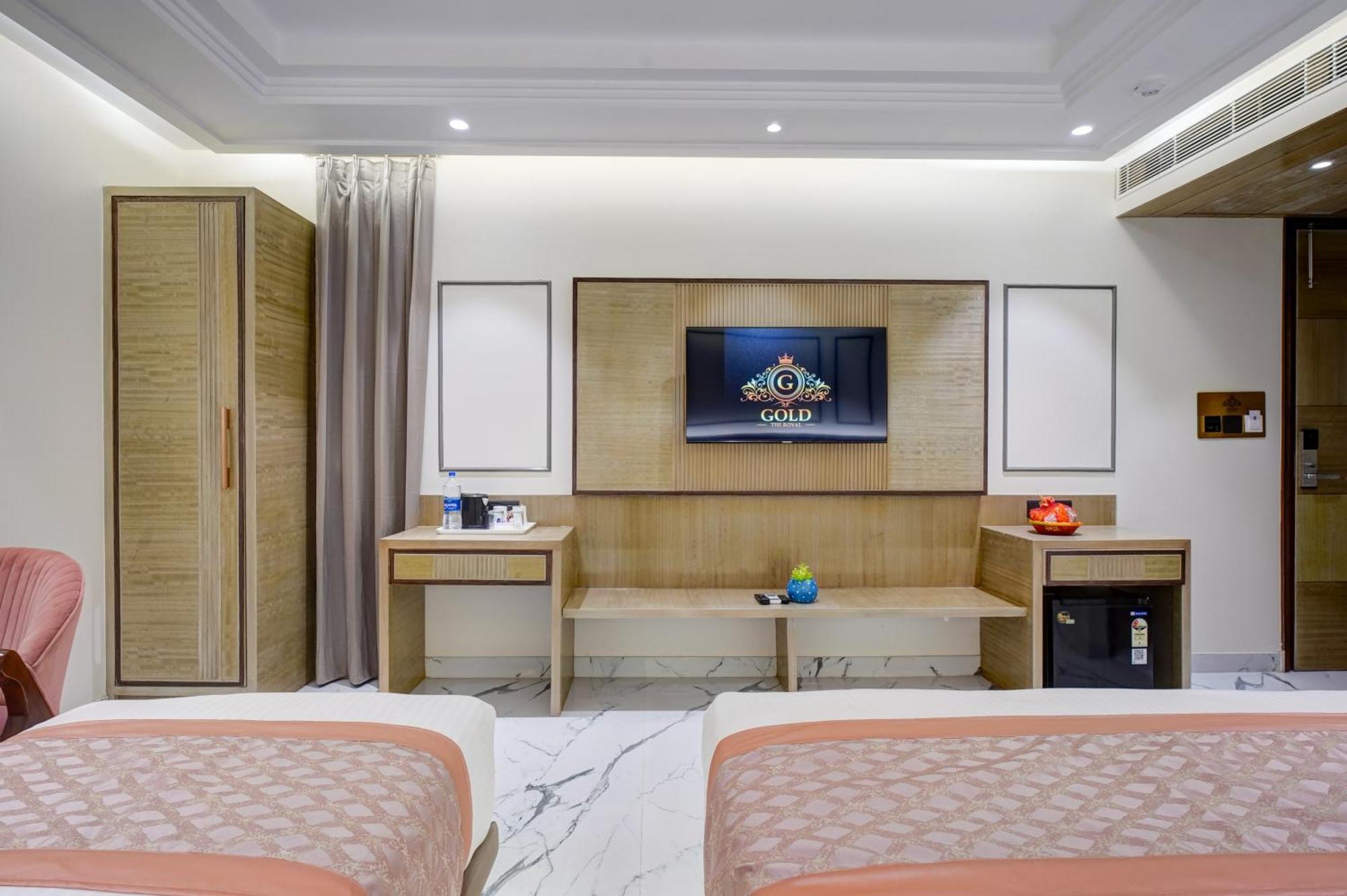Newly Built Gold The Royal With Rooftop Restaurant - 2Mins Walk From New Delhi Rail Station & 5Mins From Connaught Place Екстер'єр фото