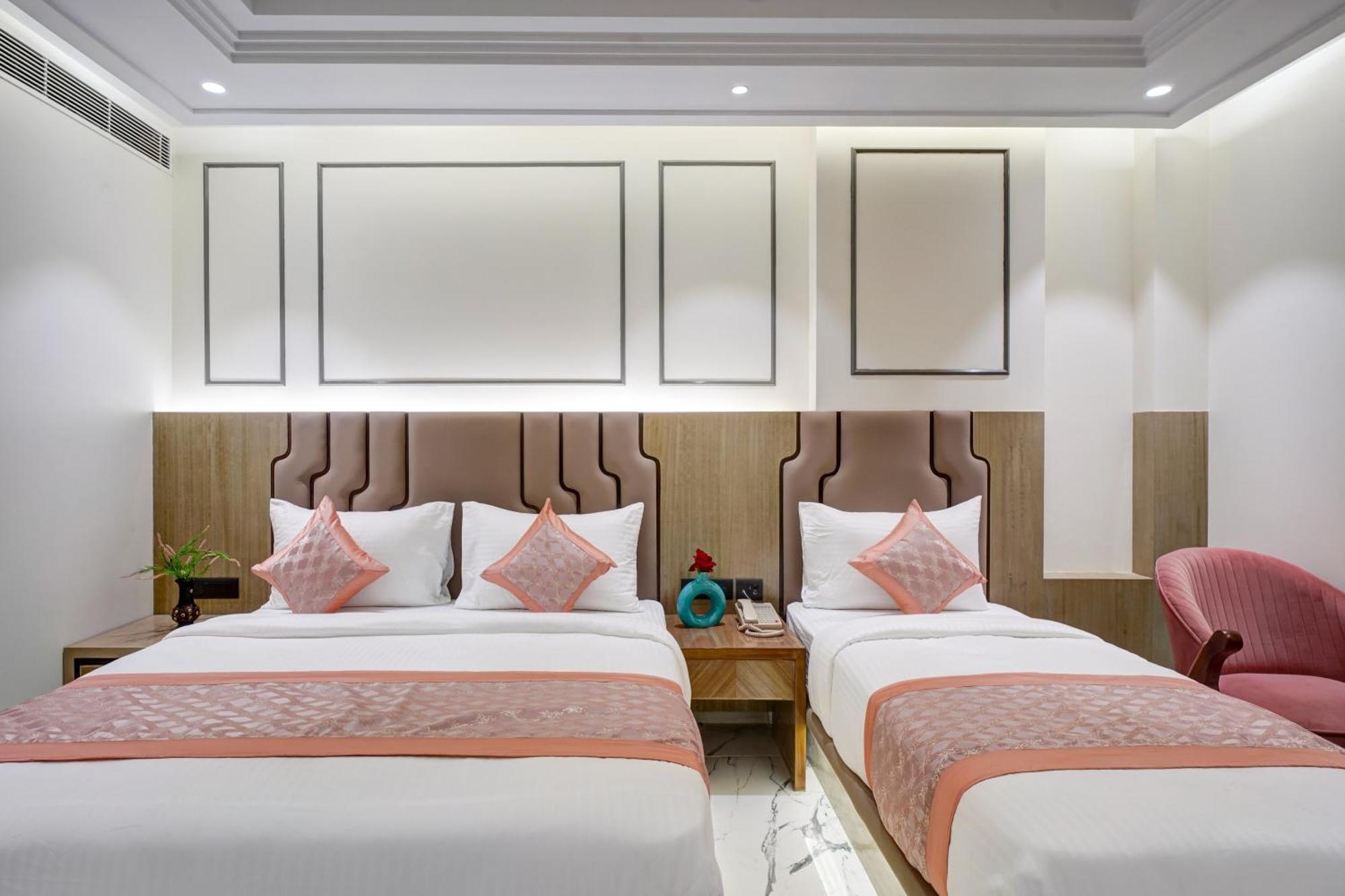 Newly Built Gold The Royal With Rooftop Restaurant - 2Mins Walk From New Delhi Rail Station & 5Mins From Connaught Place Екстер'єр фото