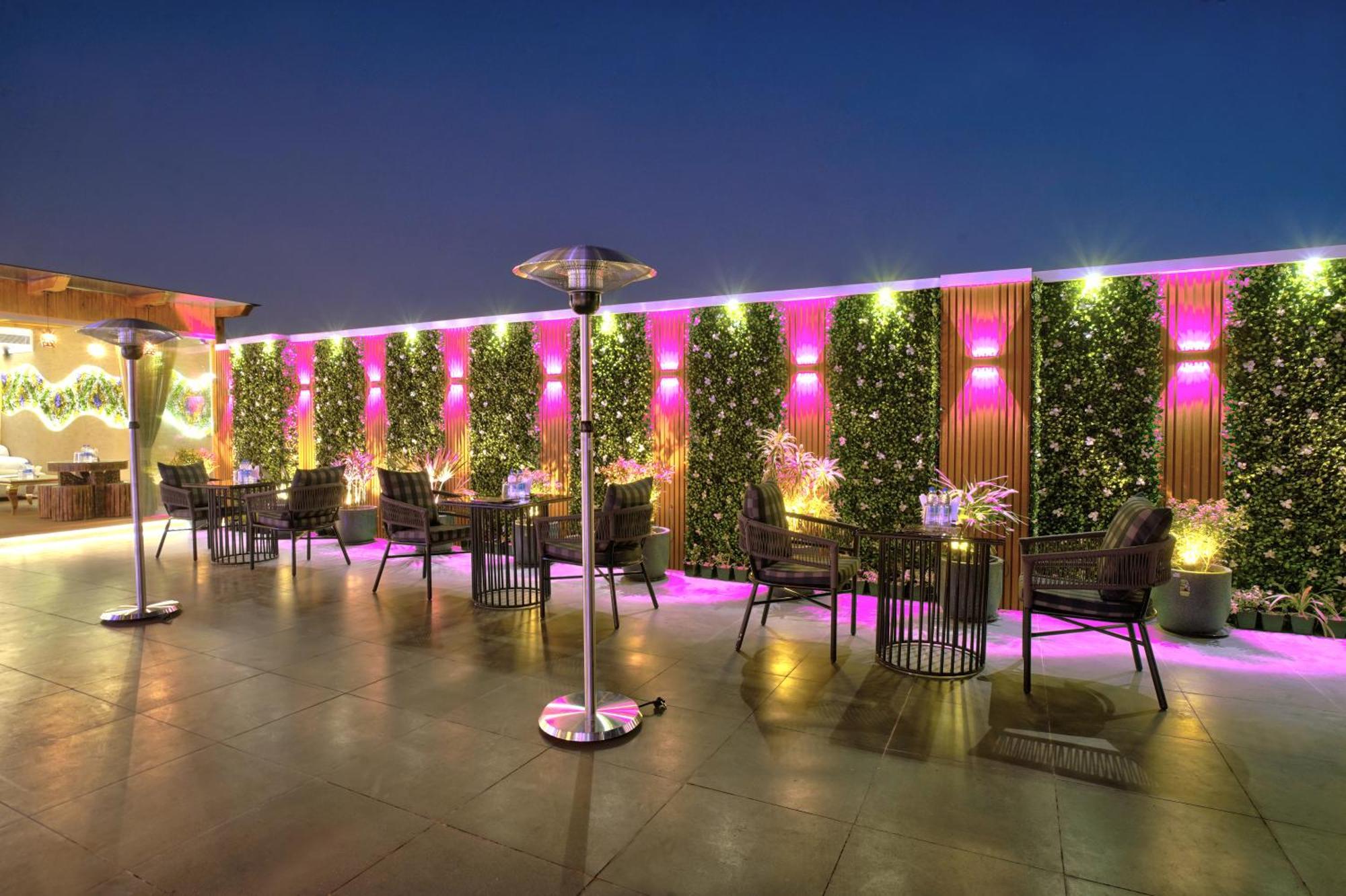 Newly Built Gold The Royal With Rooftop Restaurant - 2Mins Walk From New Delhi Rail Station & 5Mins From Connaught Place Екстер'єр фото