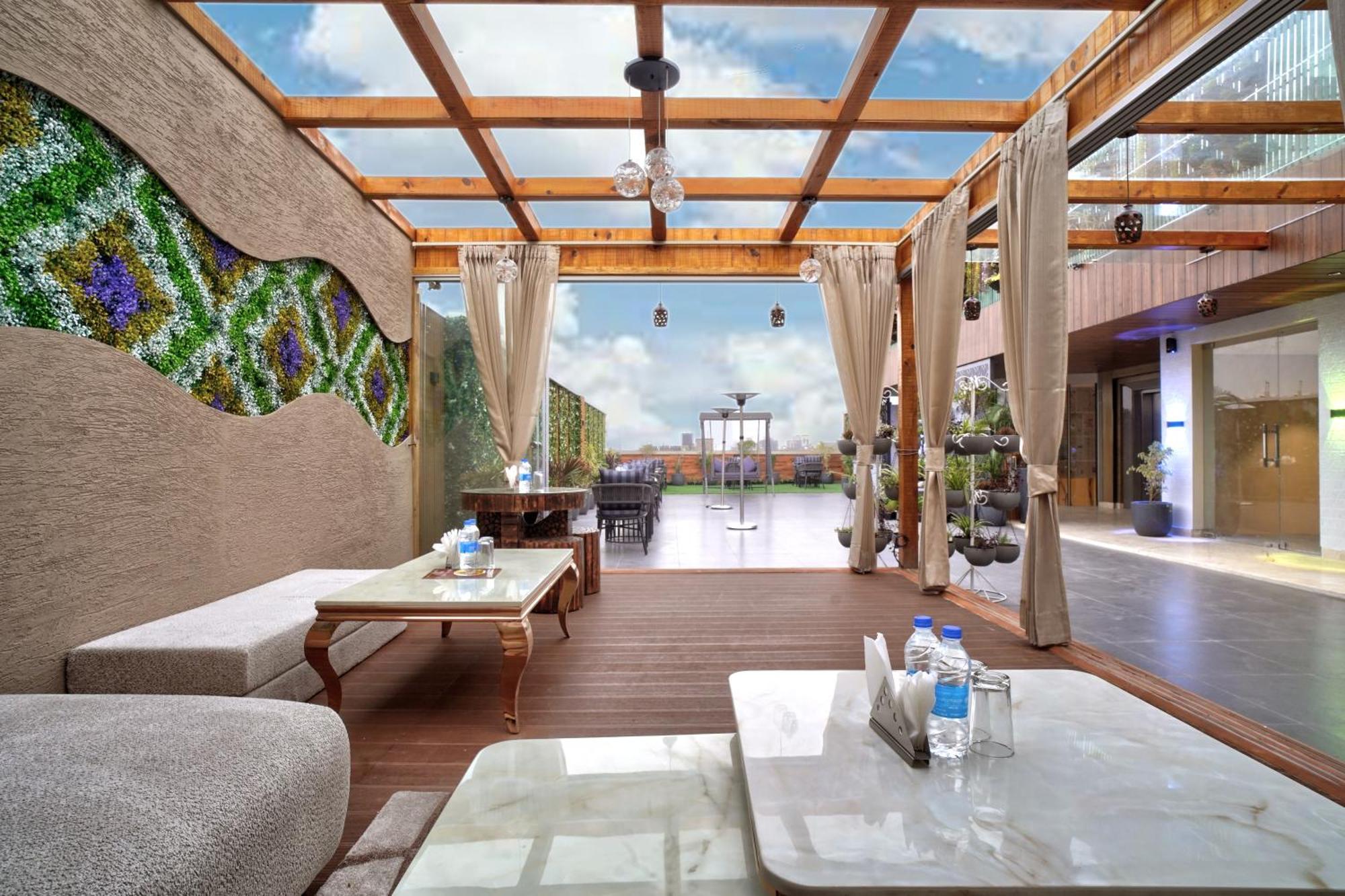 Newly Built Gold The Royal With Rooftop Restaurant - 2Mins Walk From New Delhi Rail Station & 5Mins From Connaught Place Екстер'єр фото
